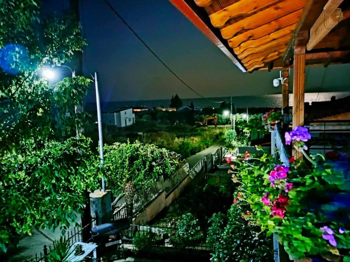 Adam'S Holiday House 2019 Kariani Bagian luar foto
